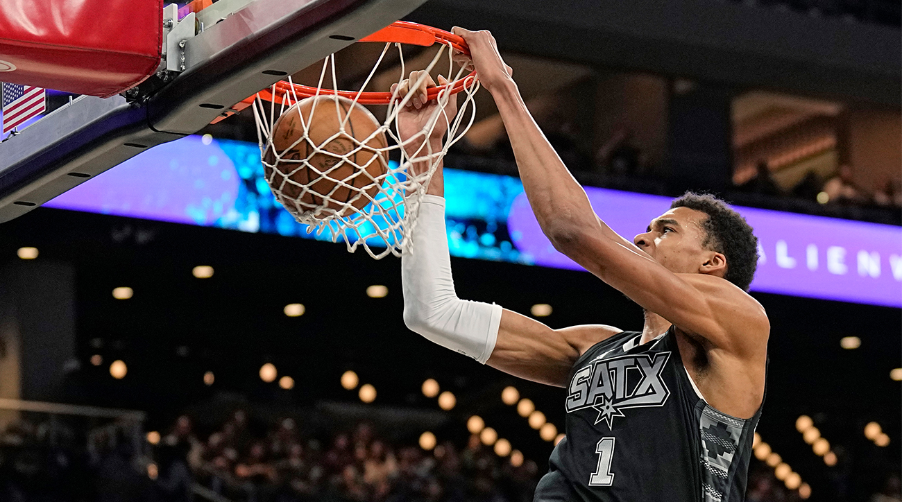 Spurs’ Victor Wembanyama throws down a vicious dunk.